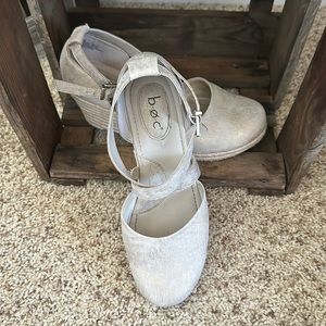 Linen wedges with light gold shimmer